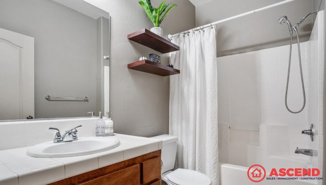 Building Photo - Charming 4 Bedroom Home!