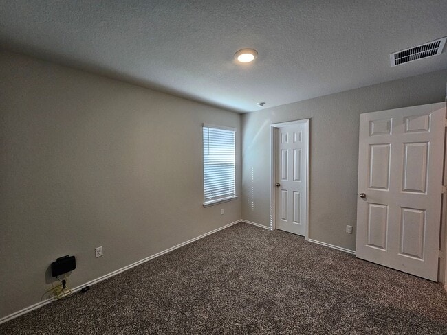 Building Photo - 1305 Lindsey Dr