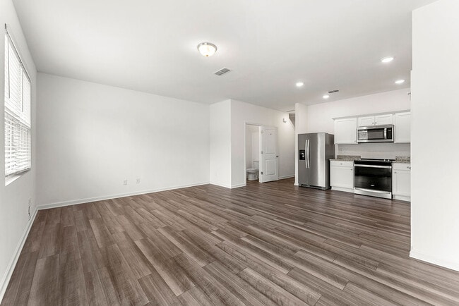 Building Photo - 1520 Vernon Blvd