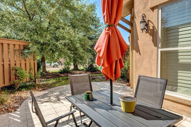 Building Photo - Gorgeous Townhome in The Villas of Hollytree!