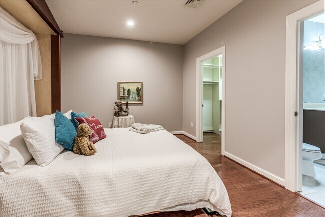 Building Photo - 914 Main St