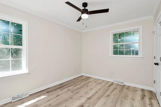 Building Photo - Brick Ranch w/Great Yard! Minutes From Upt...