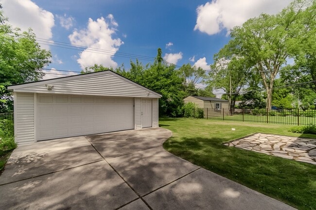 Building Photo - Stunning 4-Bedroom, 2-Bath Home with Modern Upgrades, Finished Basement & 2-Car Garage