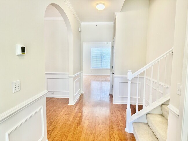 Building Photo - Spacious Four Bedroom Home in Westbury Park!