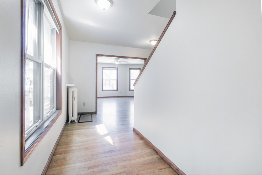 Building Photo - 419 W Doty St