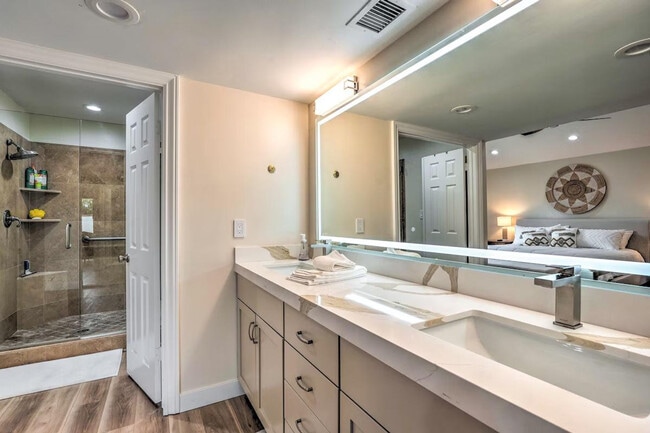 Building Photo - 7833 E Foxmore Ln