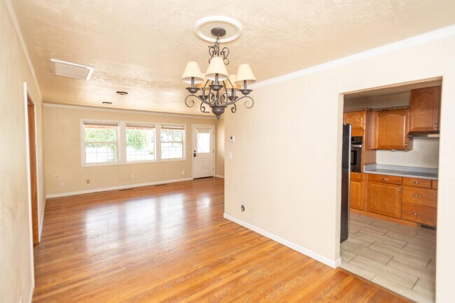 Building Photo - 307 N 3rd St