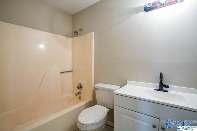 Building Photo - 4988-4987 7 Pine Cir