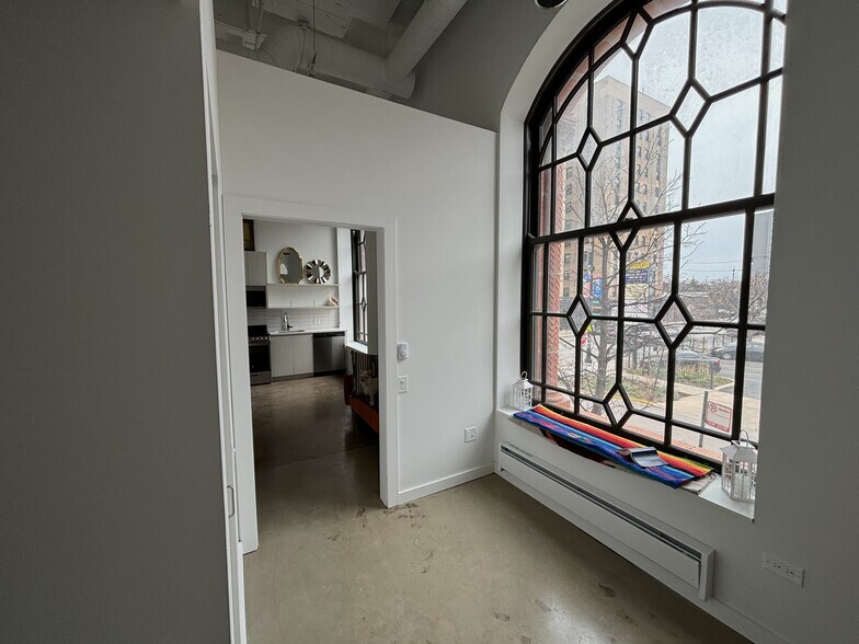 Building Photo - 1009 W Lawrence Ave