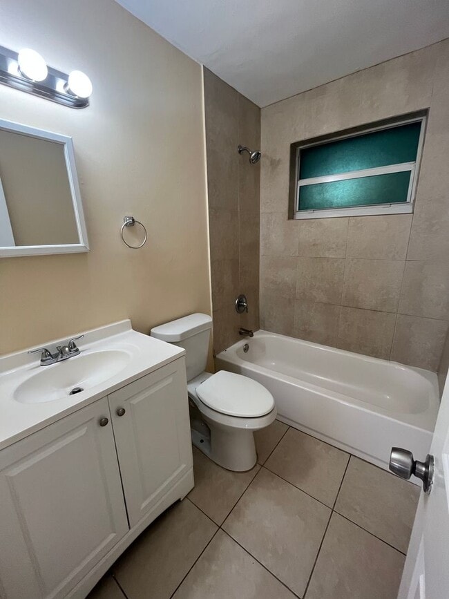 Building Photo - 4/2 Home for rent, all tile floors, central ac.