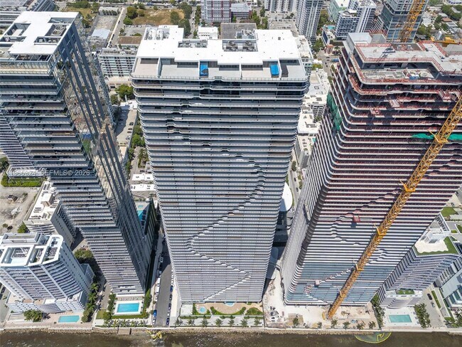 Building Photo - 700 NE 24th St