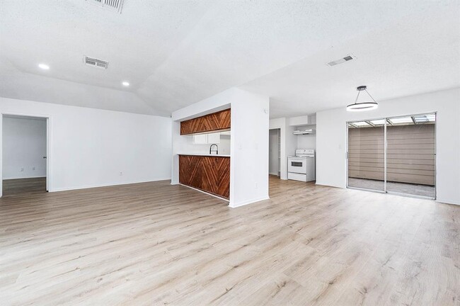 Building Photo - 11554 Chesswood Dr