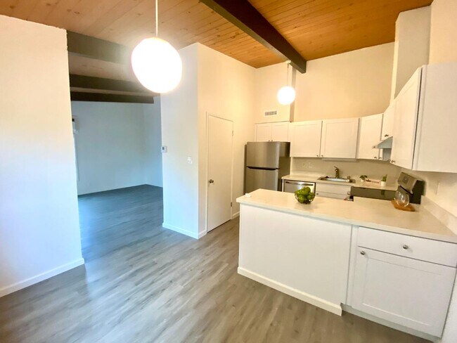 Building Photo - 692 Cabot Way