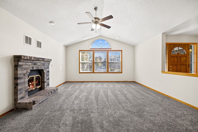 Building Photo - 5415 N Noble Fir Ave