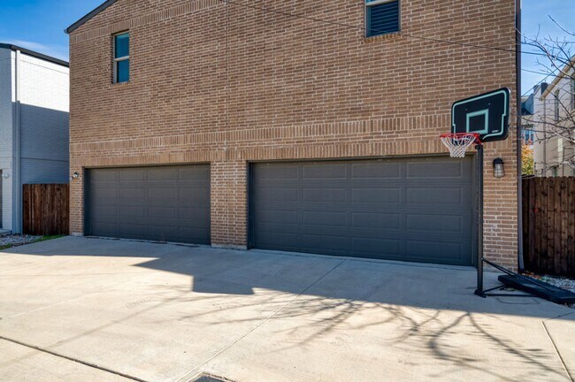 Building Photo - GORGEOUS 3 BEDROOM TOWNHOUSE LOCATED IN FORT WORTH!