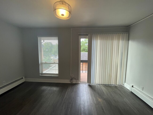 Building Photo - FALL PRE-LEASING! 3 Bed 1.5 Bath Condo on ...