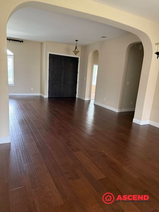 Building Photo - Stunning 4 bedroom + office in Seven Oaks!