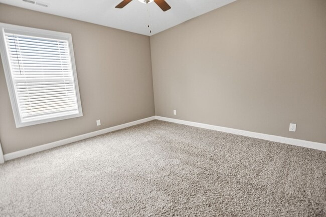 Building Photo - Pet Friendly Four Bedroom in Rossview!