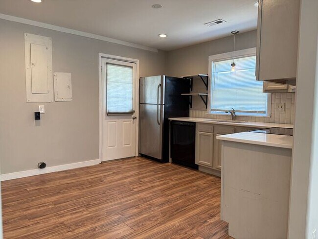 Building Photo - 3 Bedroom in East Nashville!