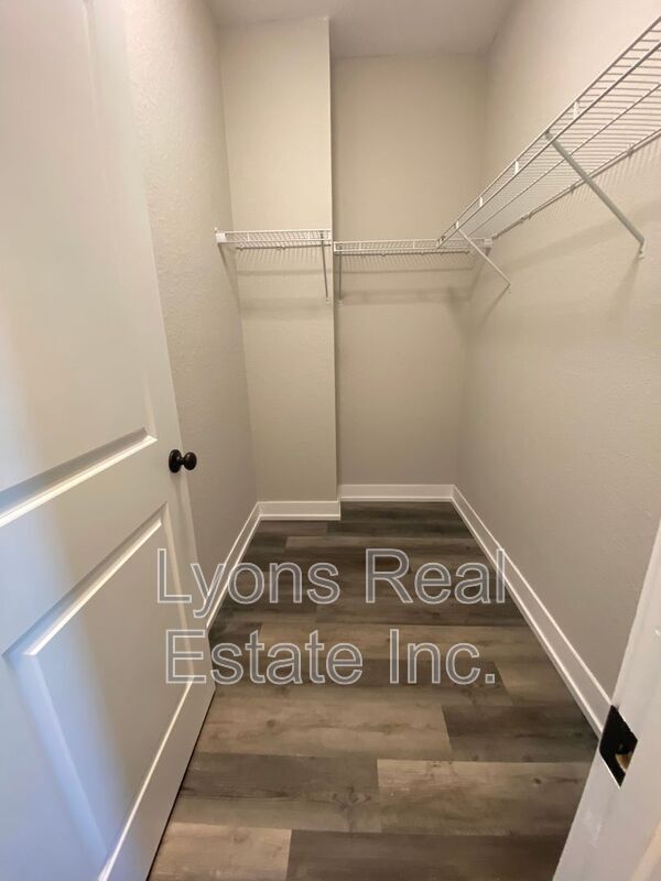 Building Photo - 302 Albatross Rd