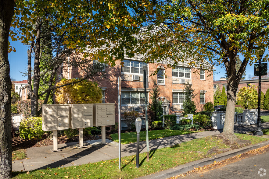 Building Photo - Elmwood Gardens