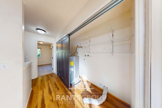 Building Photo - Lovely and spacious townhouse with a 1-car...