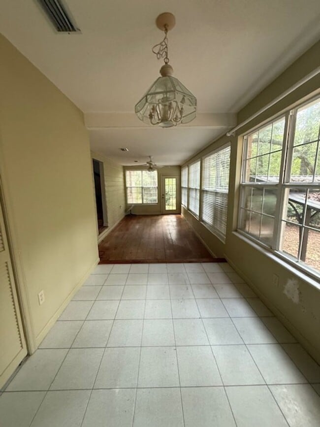 Building Photo - Farm House w/pastures For Lease
