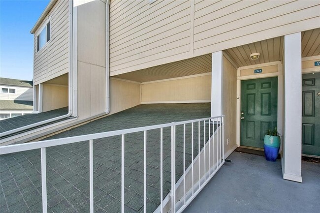 Building Photo - 1818 S Lakeshore Blvd