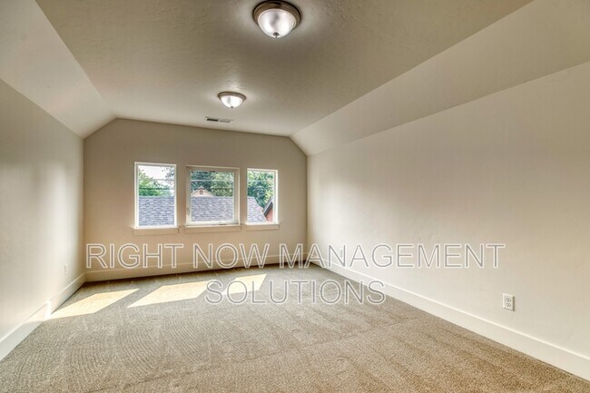 Building Photo - 1806 S Manitou Ave