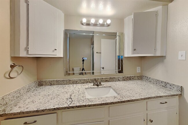 Building Photo - 3202 Vandyke Dr