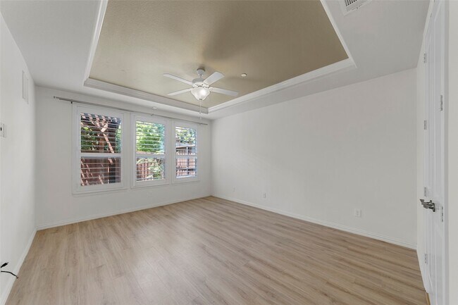 Building Photo - 4829 Bayview Dr