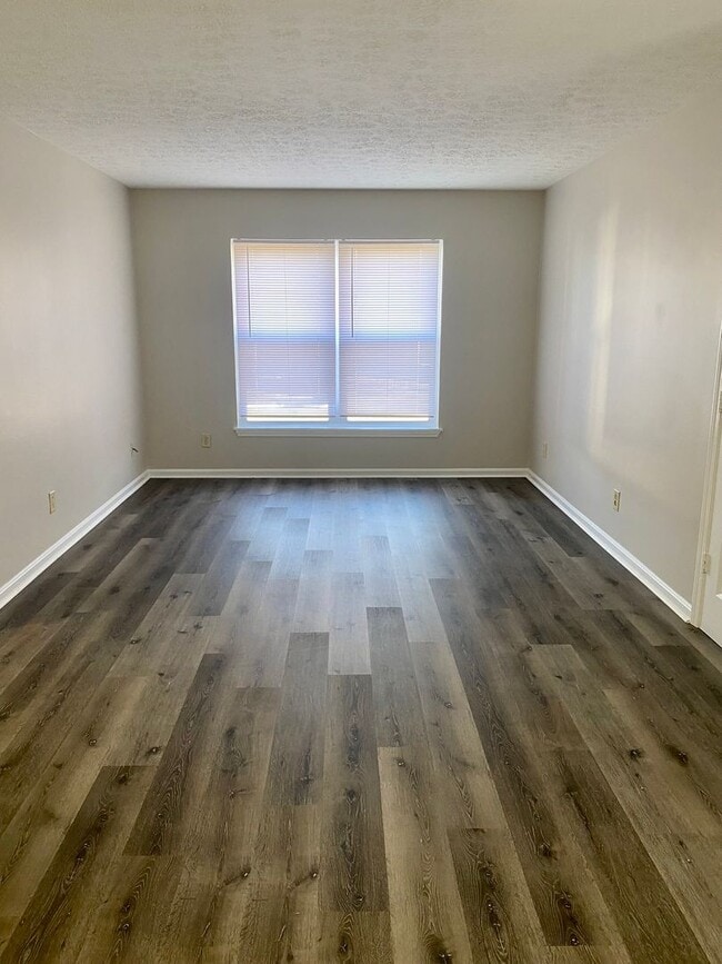Building Photo - Second floor 2 bedroom apartment- Section ...