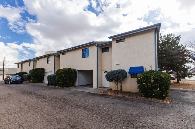 Building Photo - 4825 N Robert Rd