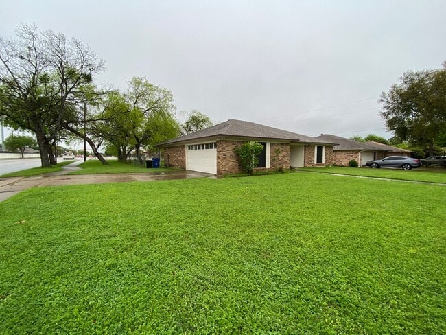 Building Photo - AVAILABLE NOW 3 BEDROOM 2 BATH HOME IN BUR...