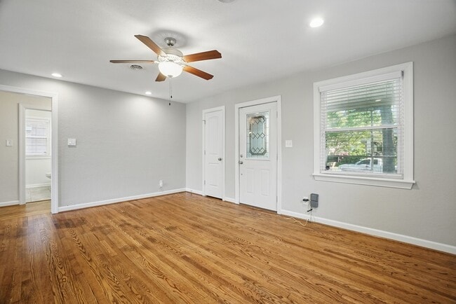 Building Photo - 144 W Randall Ave