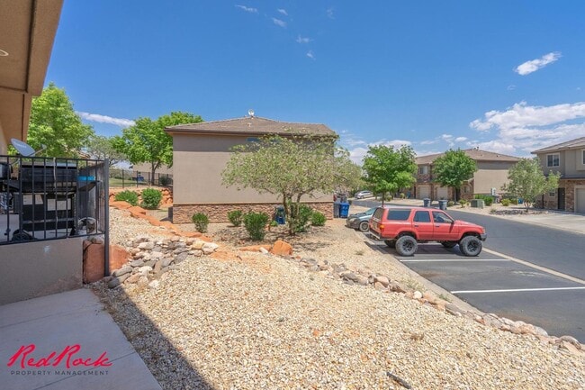 Building Photo - Charming 3 bedroom Townhome. 2 Community Pools!