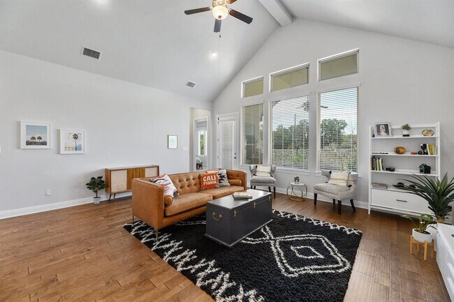 Building Photo - 304 Gulfton St