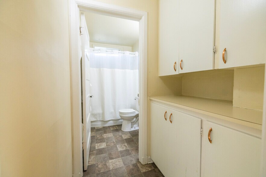 Bathroom - 1527 W Knox Ave