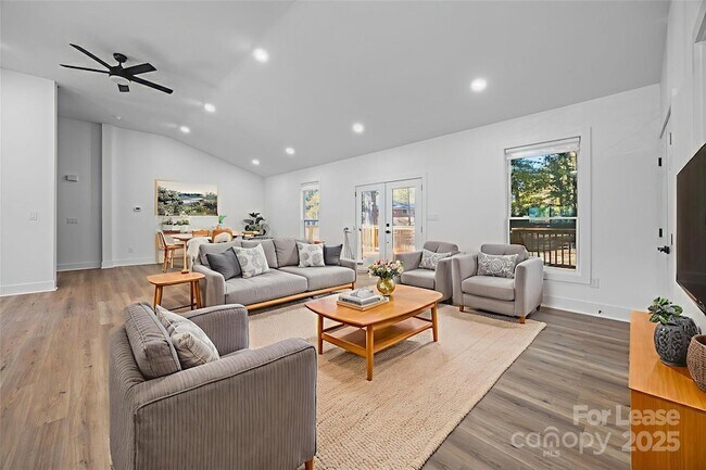 Building Photo - 8625 Cedarbrook Dr