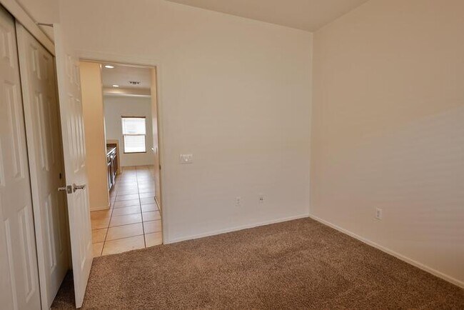 Building Photo - 831 W Calle Valenciana
