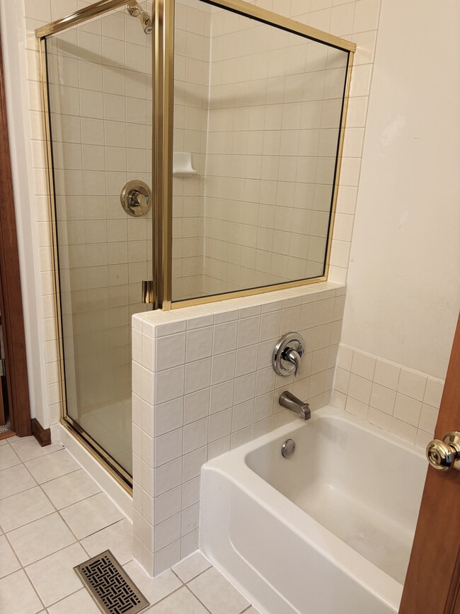 Building Photo - 2598 Hillsboro Blvd