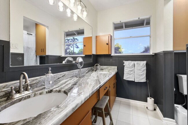 Building Photo - 5410 King Richard St