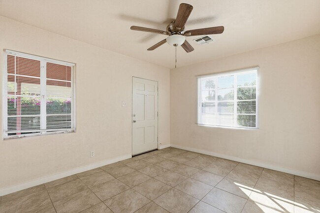 Building Photo - Great complex in Central Phoenix