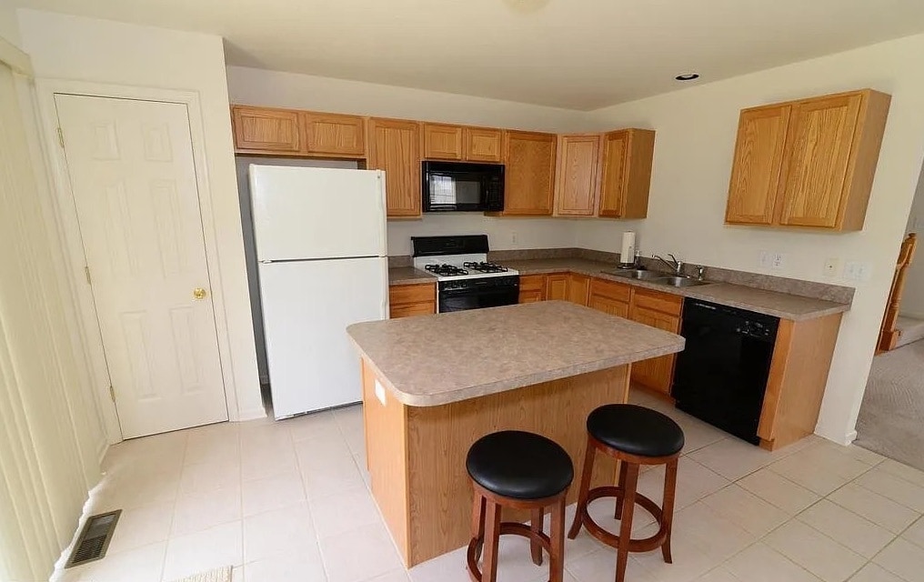 Kitchen - 455 Madison Dr