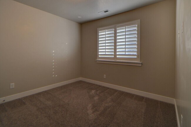 Building Photo - Pet friendly Herriman Townhome