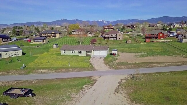 Building Photo - Beautiful 4 bed 2 bath on 1.37 acres in Corvallis.