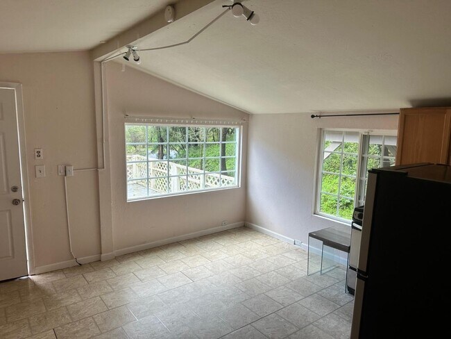 Building Photo - 16220 Greenwood Rd