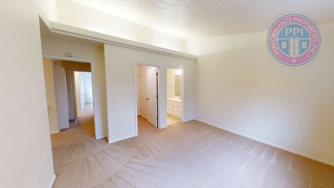 Building Photo - Updated Beatiful Townhome! Large open Kitc...