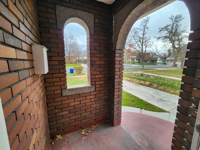 Building Photo - F99if500 (Duplex) ***