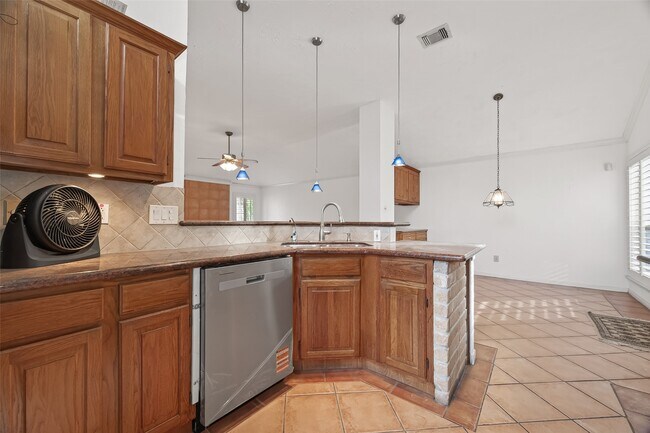 Building Photo - 3306 S Greenpark Dr